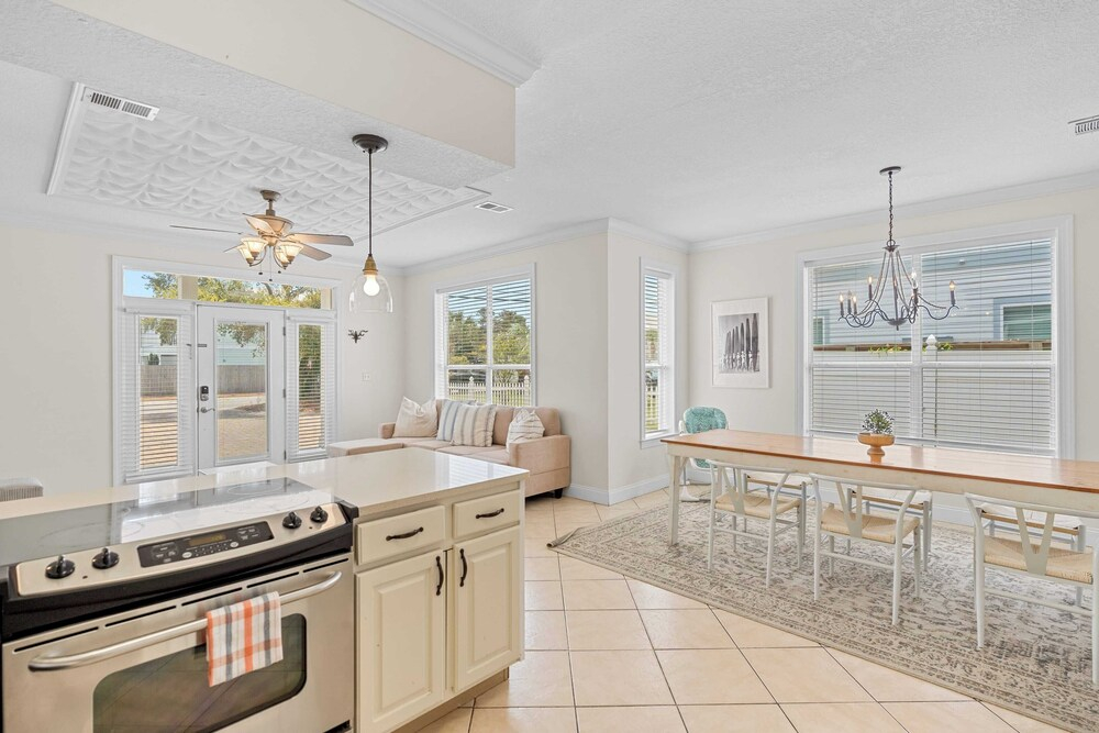 Destin Group Getaway Hot Tub, Pool, Ping Pong 2 Blocks to Beach Seacrest