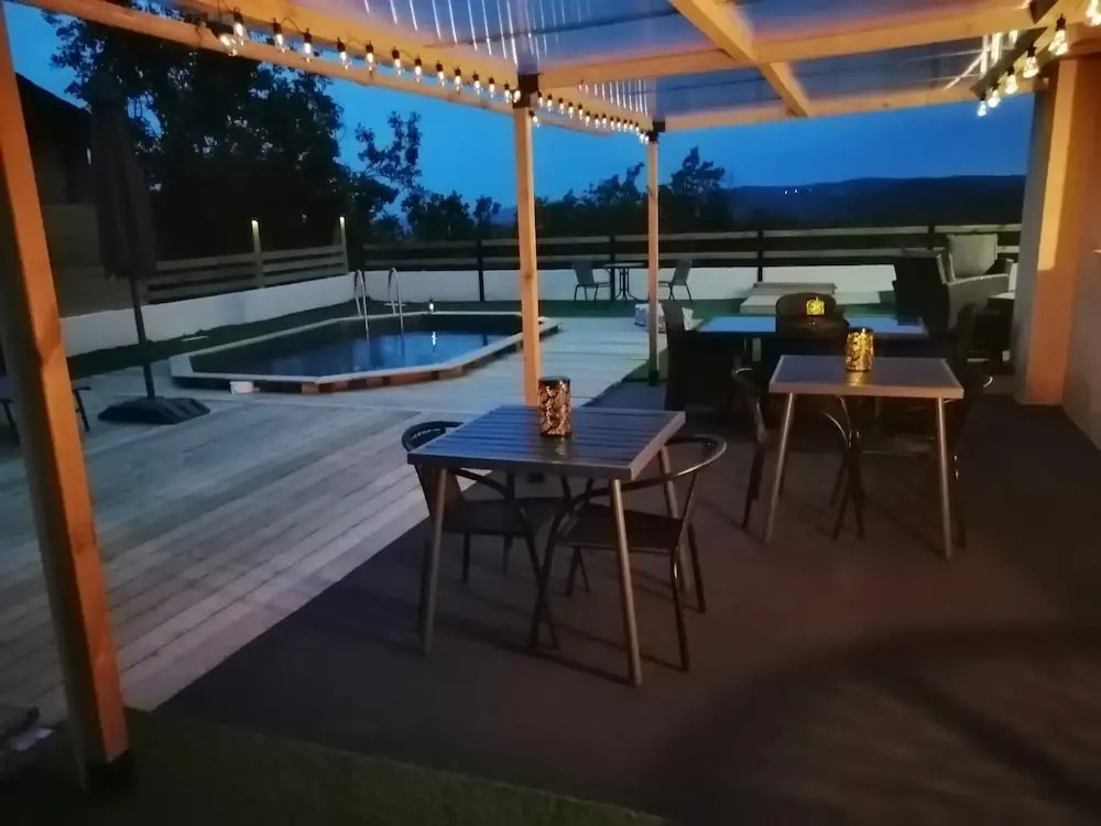 LAPAUSEDEGOUT piscine chambres climatisées terrasse table dhôtes