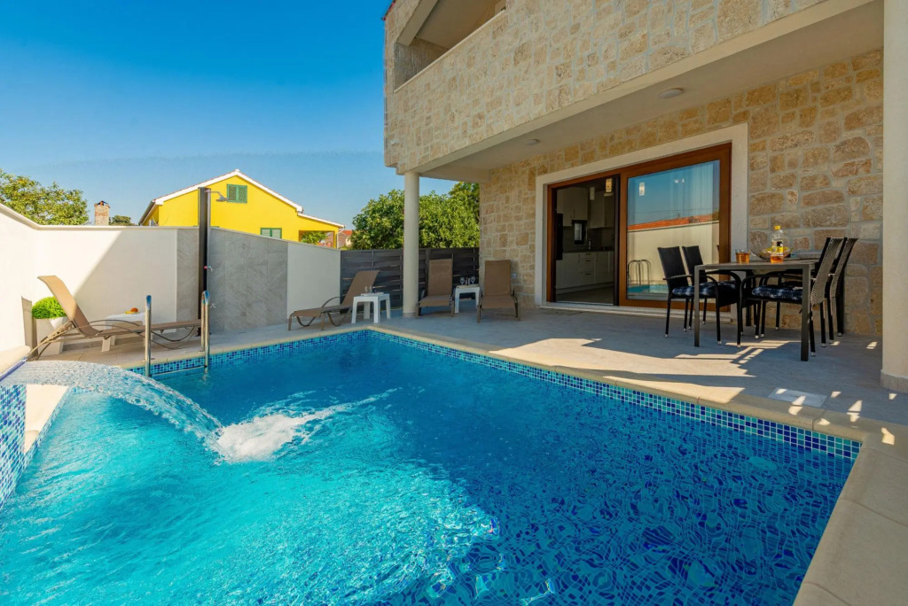 Villa Dina in Zaton with 3 bedrooms and 2 bathrooms