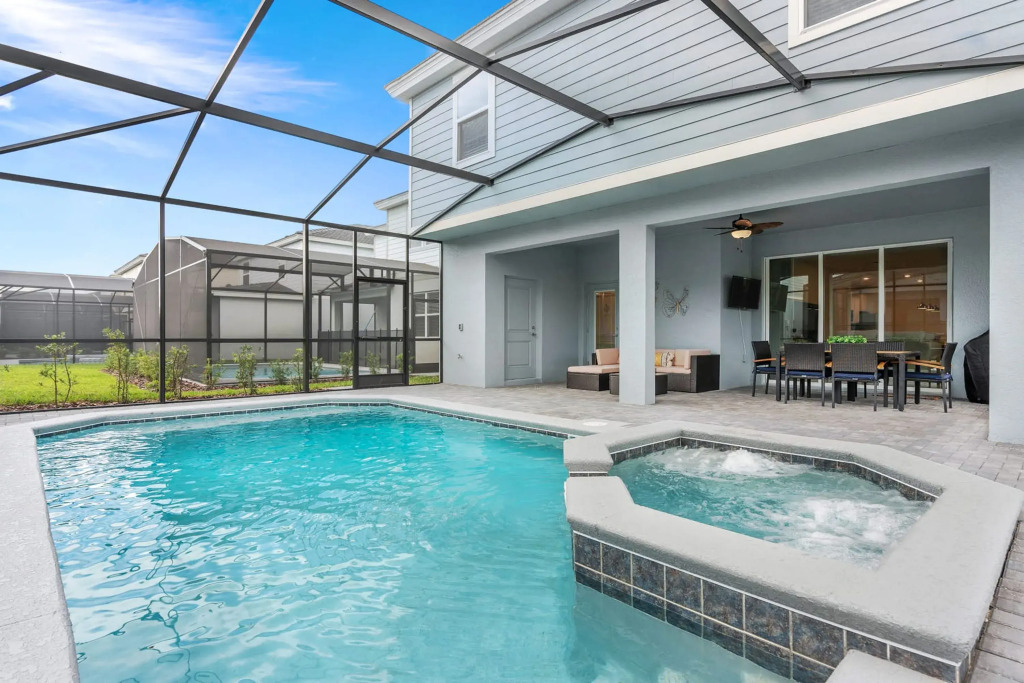 Upstay - 17 Guest Home w Pool  Hot Tub  BBQ  Games, Davenport