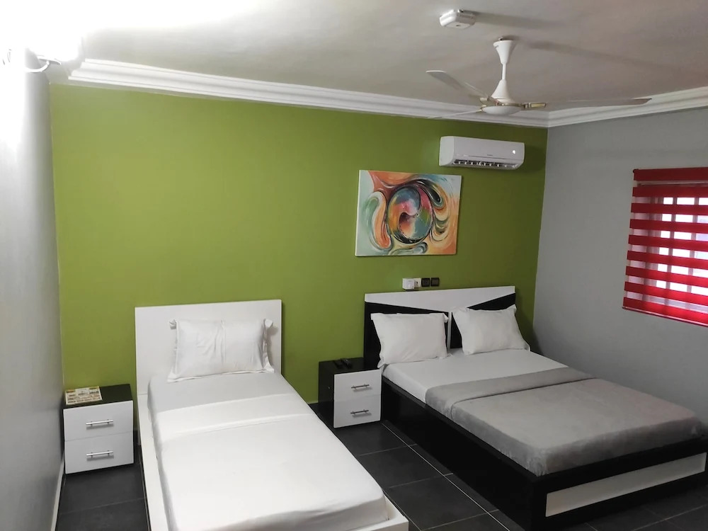 Royal Blue Guest House & Bar