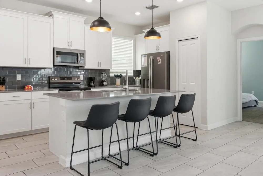 5BR Family Home, Pool, Theme Beds, Space, Location