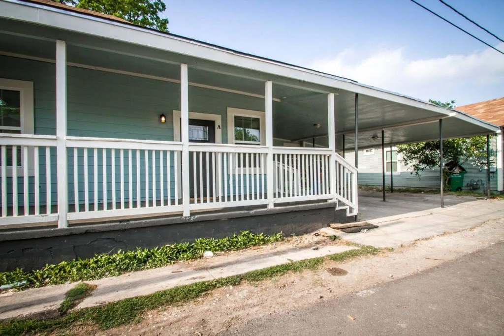3BR/2BA Remodeled Apartment Near Downtown
