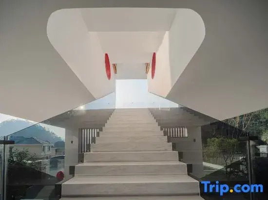 Xingyi Wanfenglin Peak-Chasing House