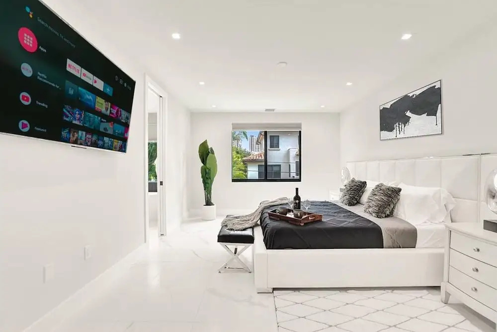 4BR w htd Pool Walk to Las Olas 5mins to Beach