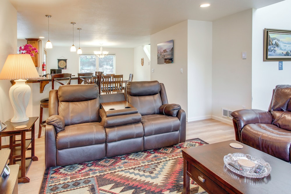 Spacious Bandon Getaway - 2 Blocks to Ocean!