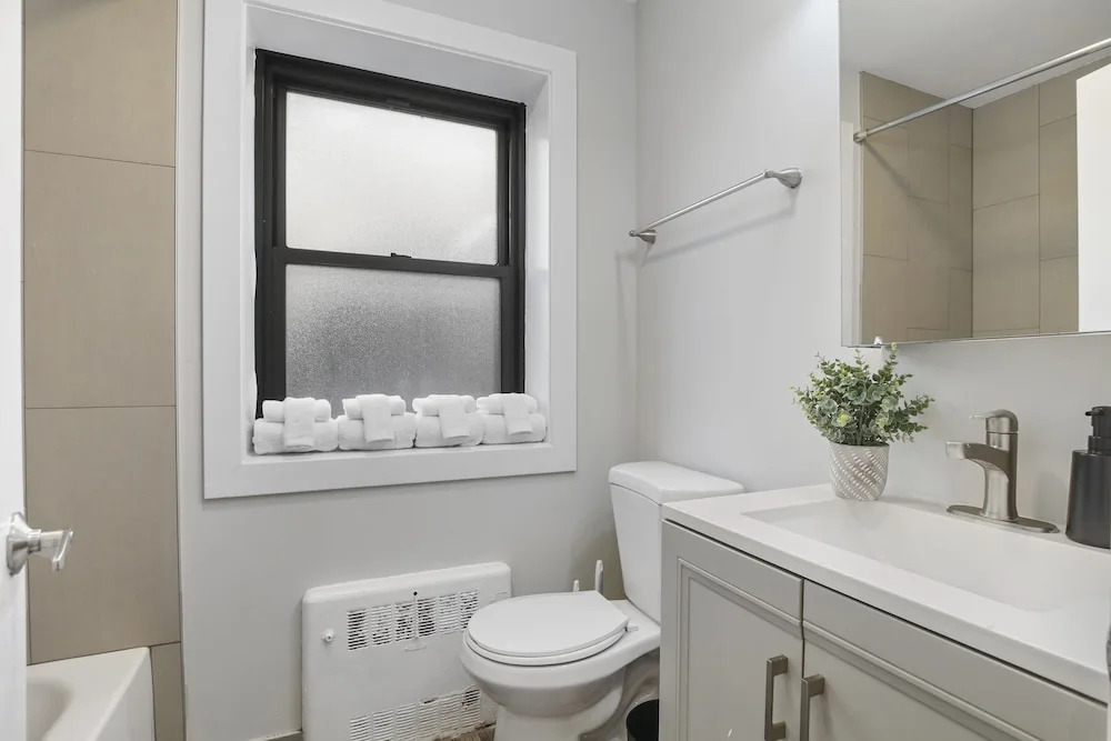 2BR Rogers Park Apt in Sheridan