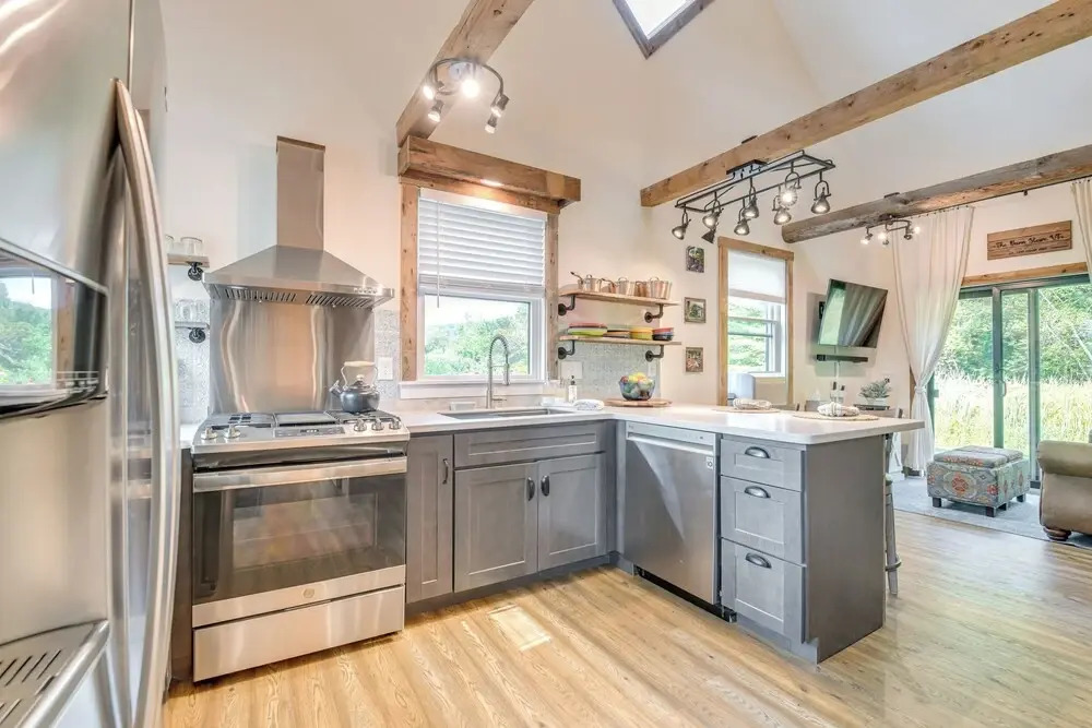 Historic Charm + Modern Luxury: 6 Mi to Stowe Mtn