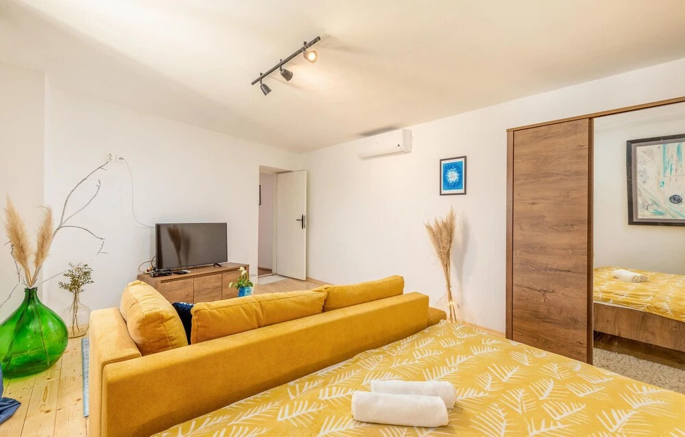 Beautiful Home in Divsici With Wifi and 4 Bedrooms