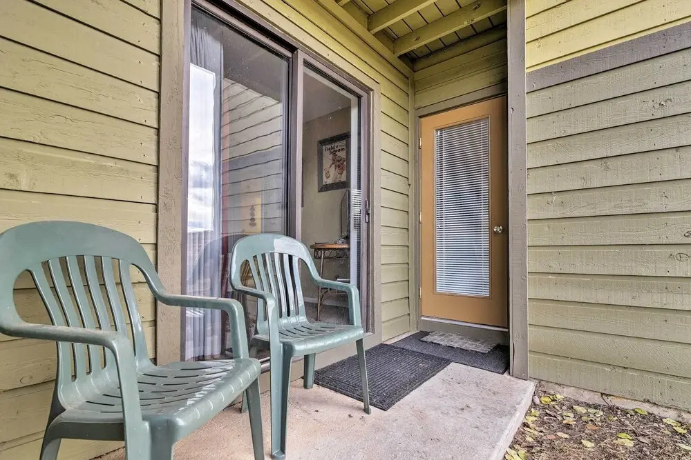 1 Mi to Granby Ranch: Cozy Condo w/ Fireplace