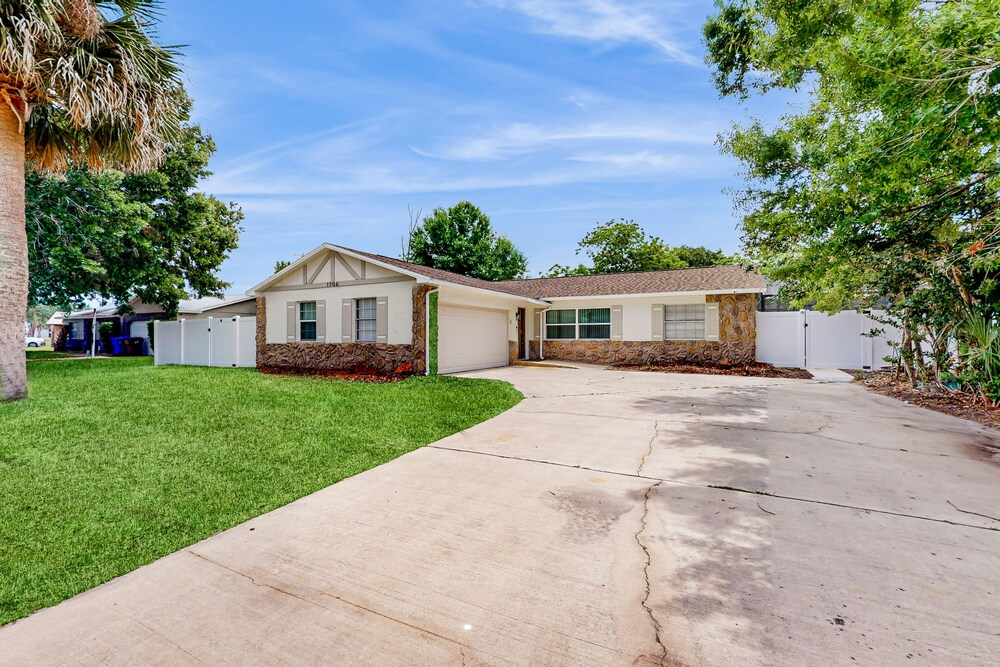Single-story House With Private Pool, Alfresco Dining, & Lanai - Dog-friendly