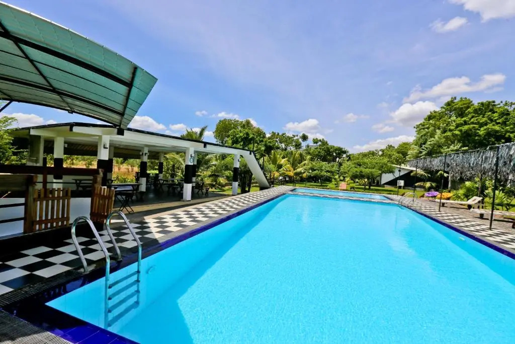 Eco Hotel Black & White - Anuradhapura