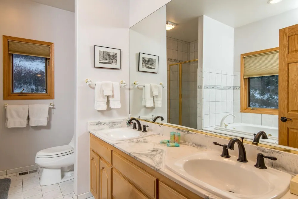 Charming Tahoe Donner Chalet by RedAwning