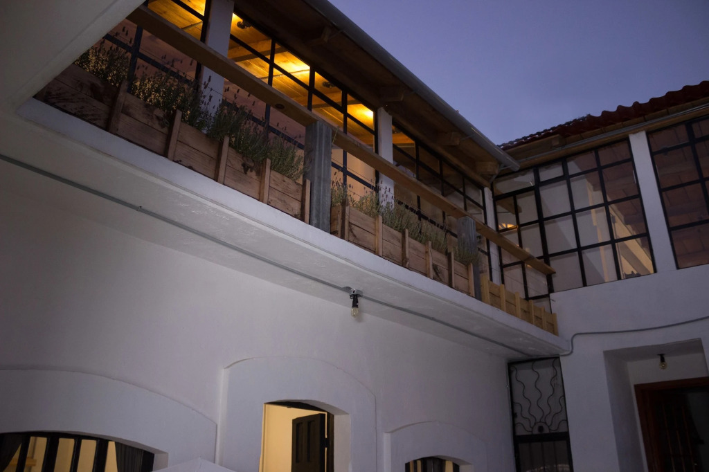La Tozi Hotel