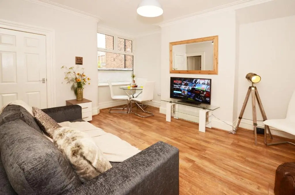 Hampton House by YourStays - 4 Bedroom House in Centre of Crewe