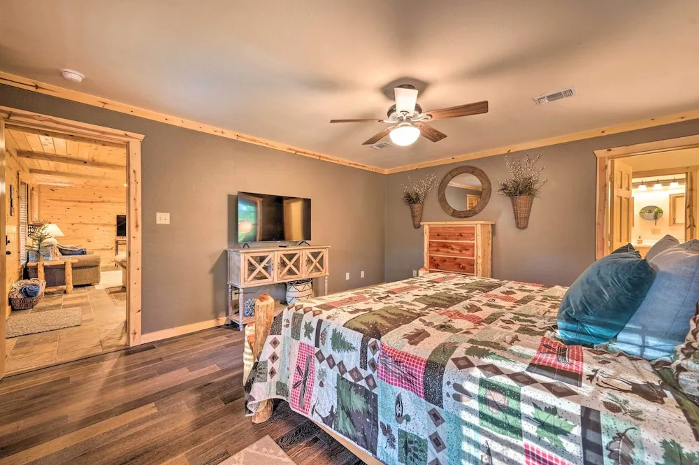Broken Bow Retreat on 2 Acres w/ Hot Tub & Deck!