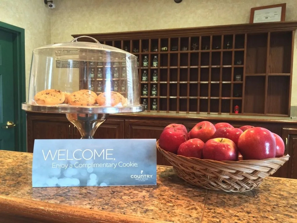 Country Inn & Suites Newark
