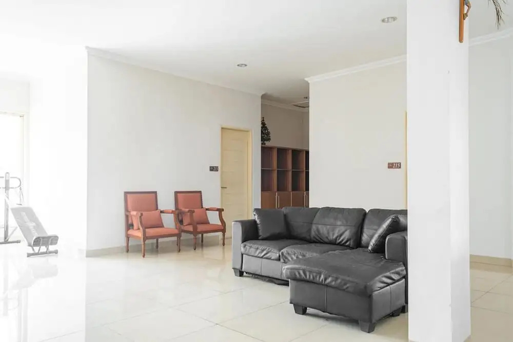 RedDoorz near Siloam Karawaci 3