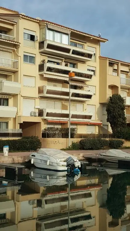 Beau T2 au calme avec parking sublime vue sur port