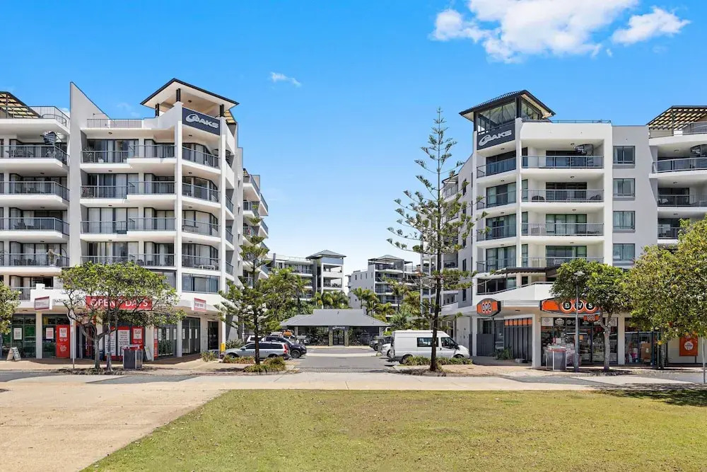 Beachside 2-bed With Pools, Gym, BBQ and Parking