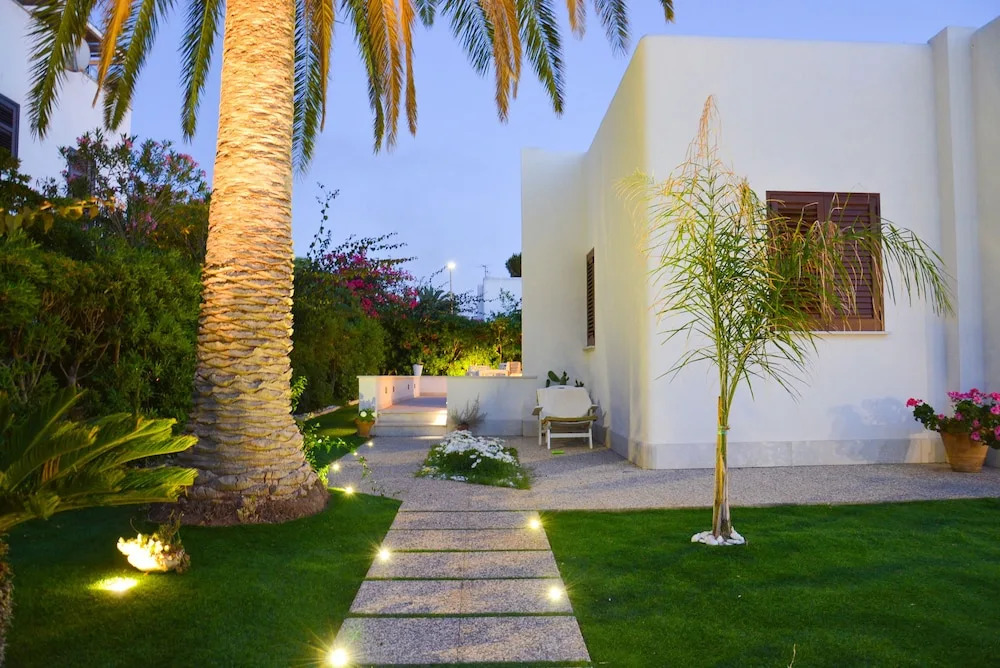 Villa Almyra - 4 Double Bedrooms with Exclusive Garden & Parking Steps from the Beach