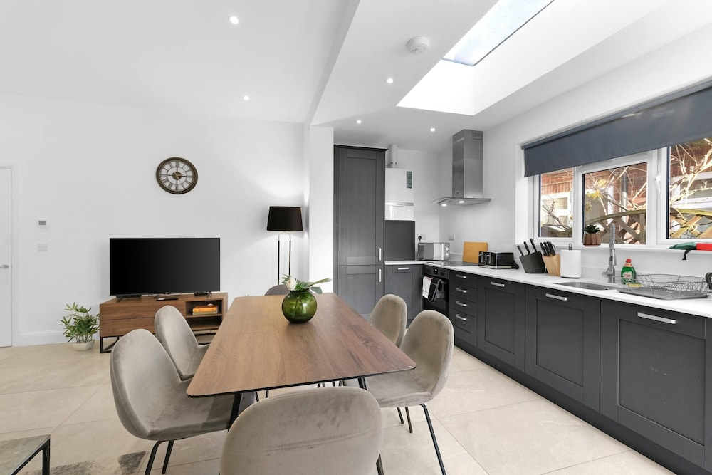 Modern 4 Bedroom Apartment in London with Parking + Garden