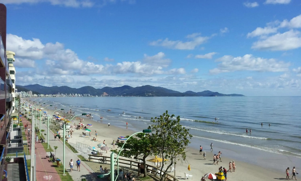 Lindo Apto Itapema Meia Praia Frente ao Mar p/ 6 pessoas, alto padrão, WIFI
