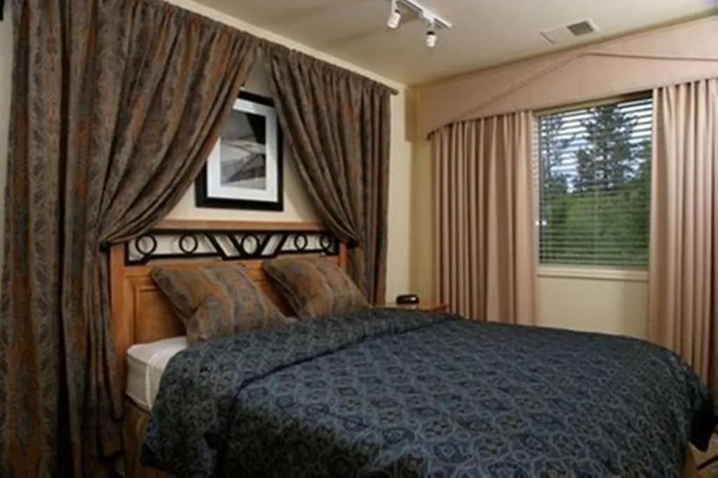 Lodge at Kingsbury Crossing
