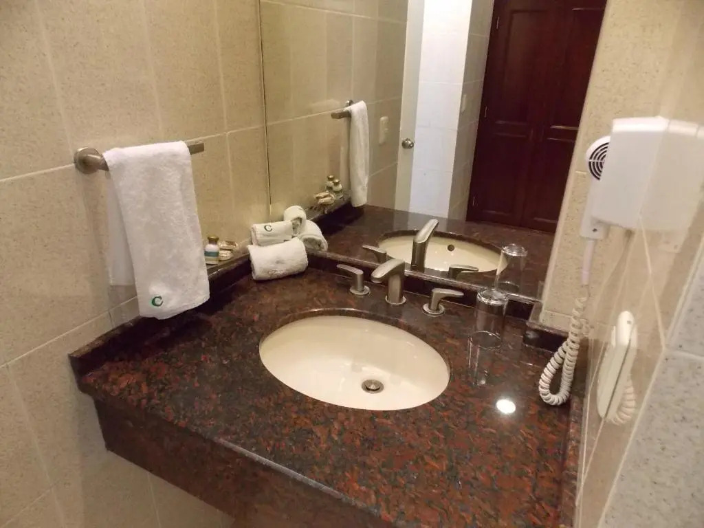 Cypres Hotel & Suites
