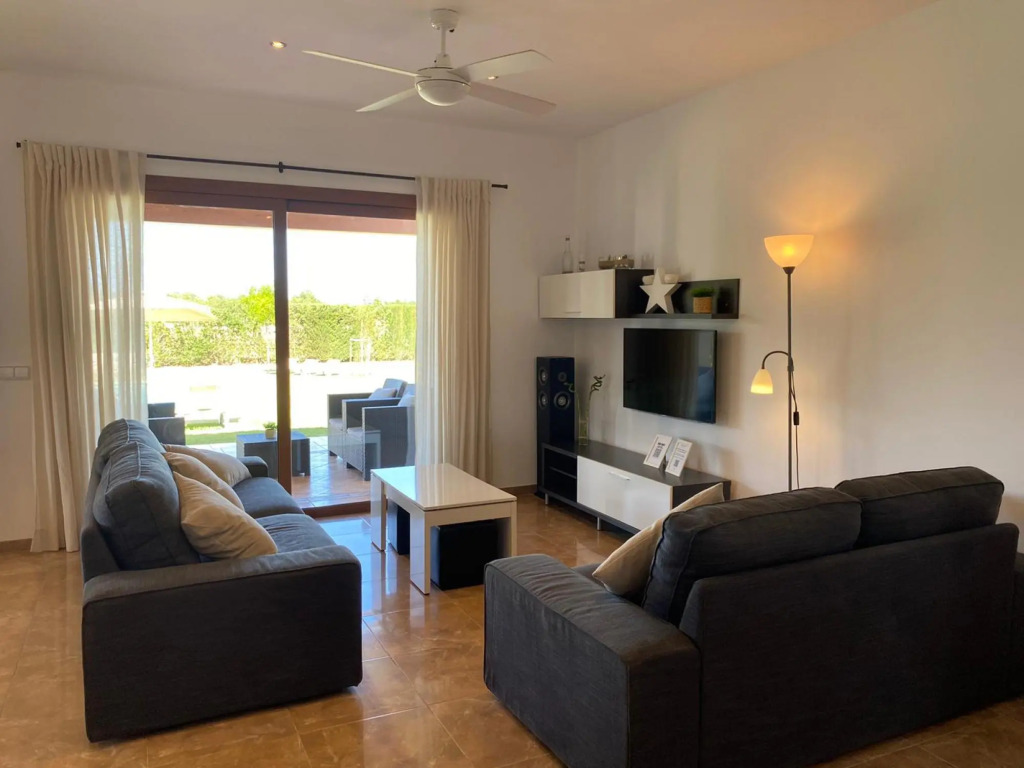 CAN BIEL Pool, garden,BBQ, free wifi, ping pong for 6