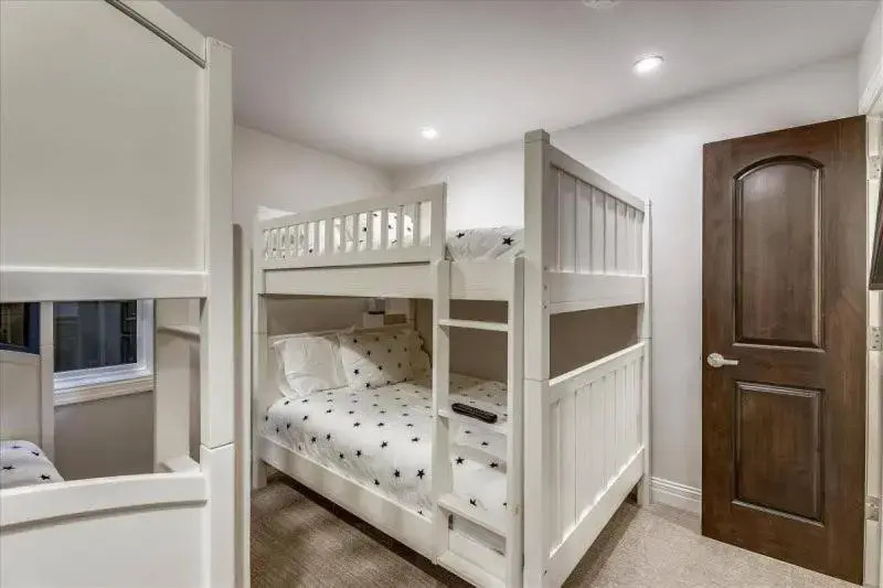 3 Bedroom Mountain Vacation Rental Located 2 Blocks from the Silver Queen Gondola with Heated Pool and Hot Tub