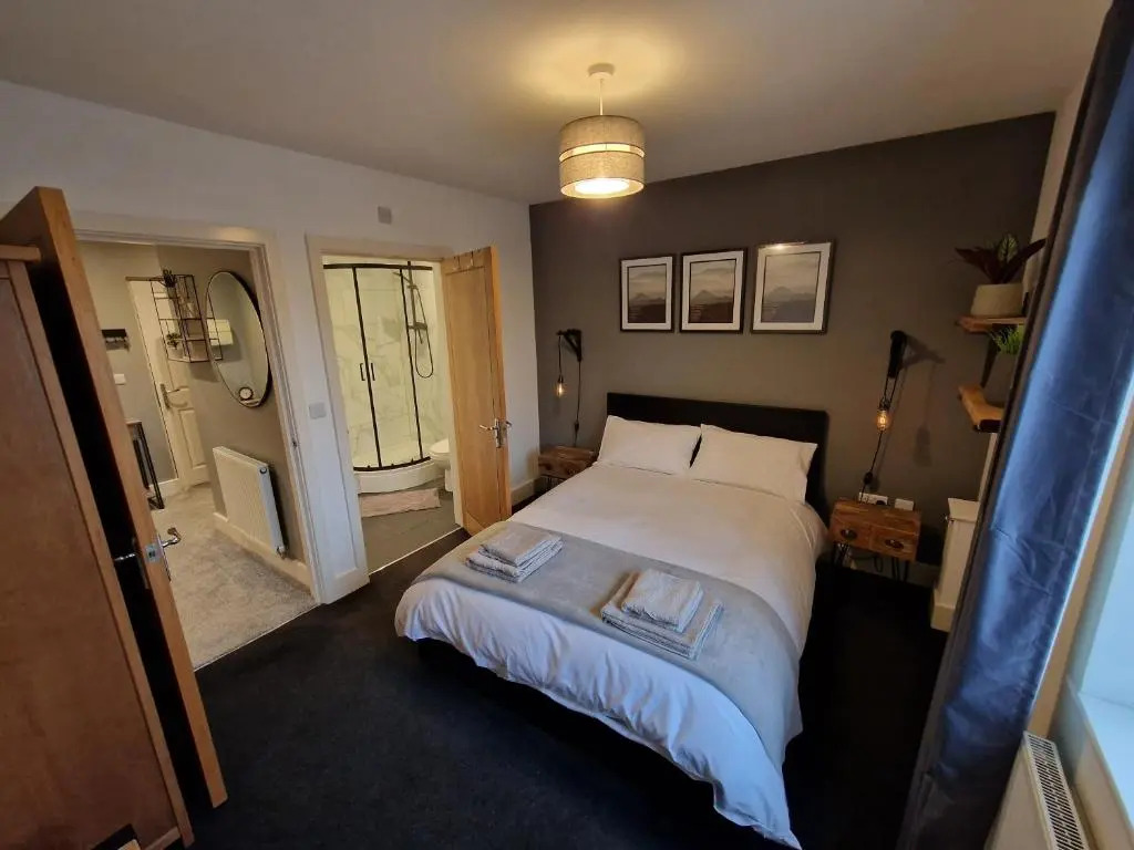 Entire Central 2 Bedroom Apartment (With Parking)