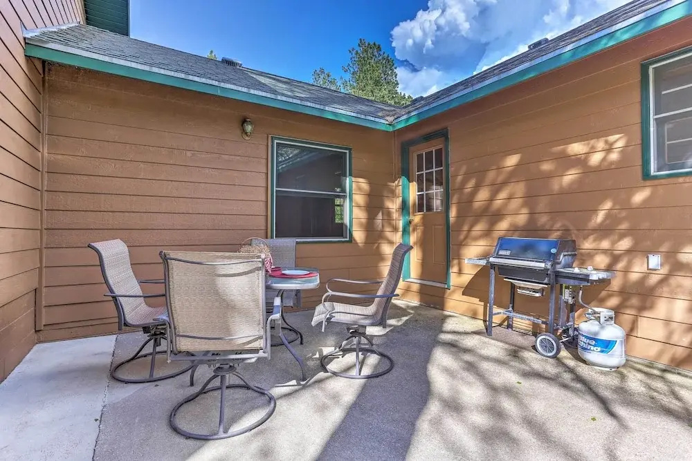 Lead Cabin ~ 9 Mi to Deadwood: Hot Tub + Patio!