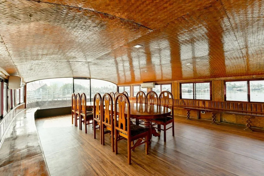 OYO 24146 Houseboat Anugraha 6bhk