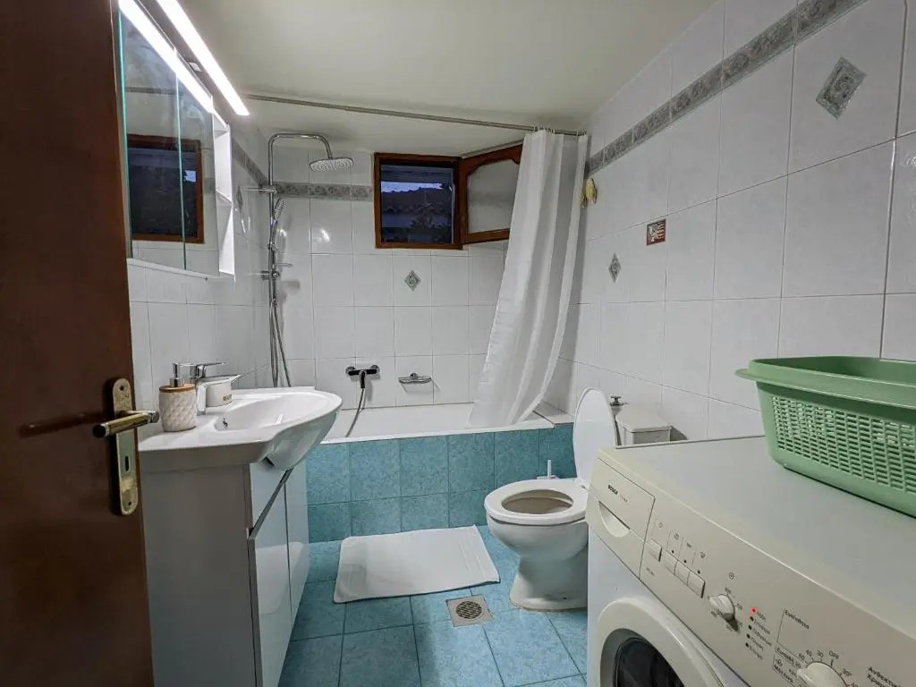 Lovely Lontza, A Cozy 2-Bedroom House.
