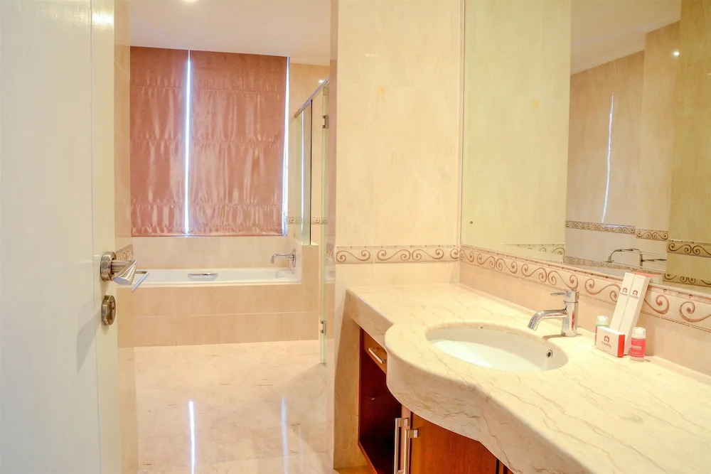 Spacious FX Residence with Mall Access