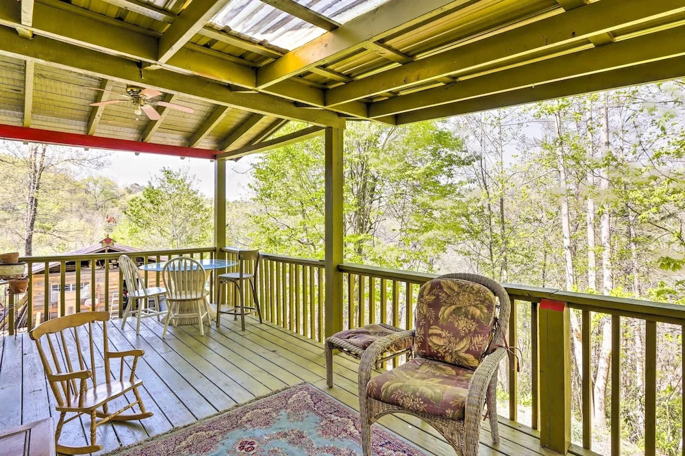 Charming Cottage w/ Deck in Blue Ridge
