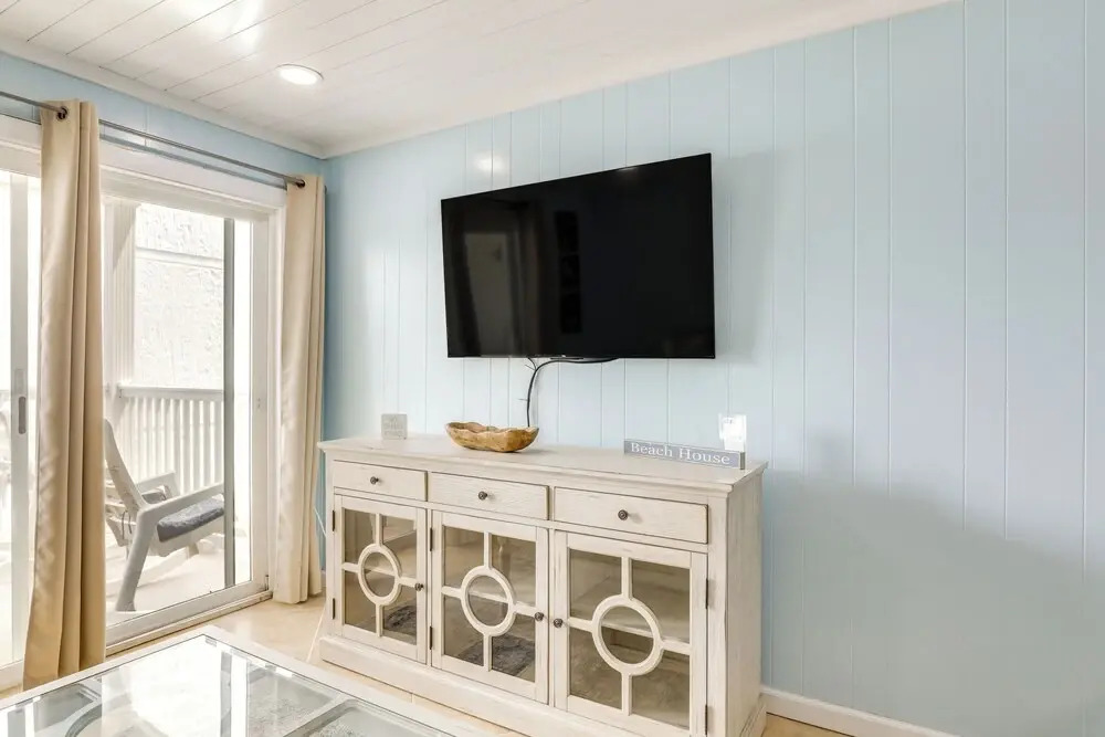 1 Mi to Barefoot Landing: Condo w/ Pool Access!