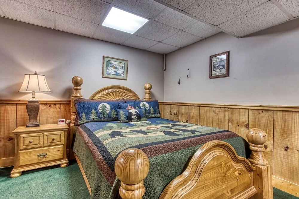 ER83 - Savage Loft - Your Close to the Action Cabin Getaway cabin