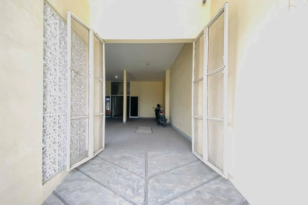 KoolKost Syariah near Masjid Al Akbar