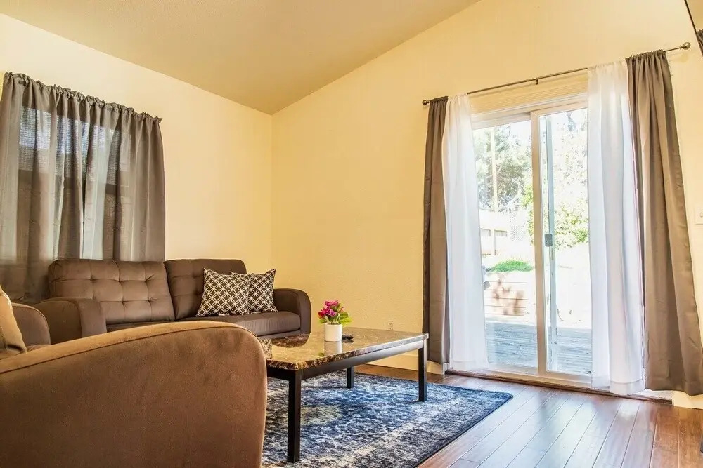 Cozy Oakland 2 Bedroom w/ Backyard