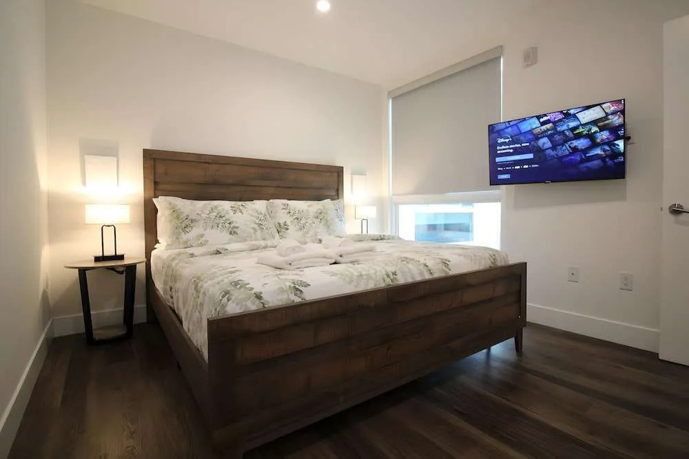 Los Angeles Deluxe Suites Free Parking