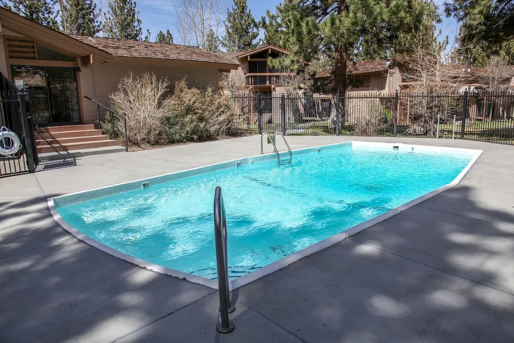 Villa de los Pinos 16 Rustic, Pet-Friendly with Gorgeous Mountain Views by RedAwning
