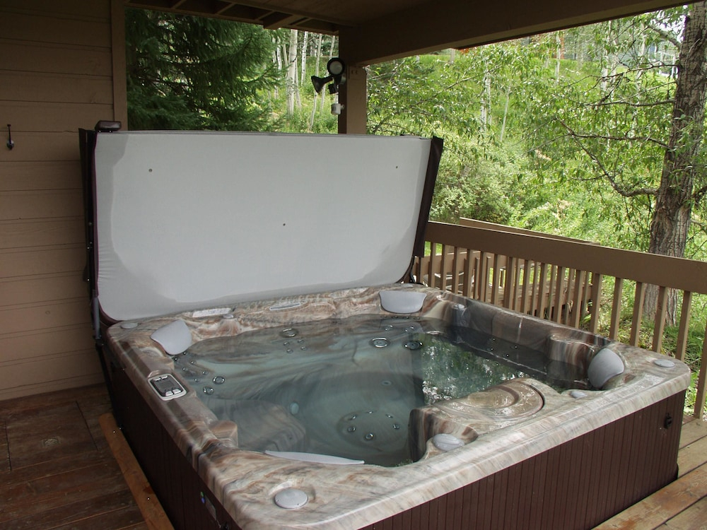 Walk 1 block to ski access - 6th bedroom mother-in-law unit optional Home by RedAwning