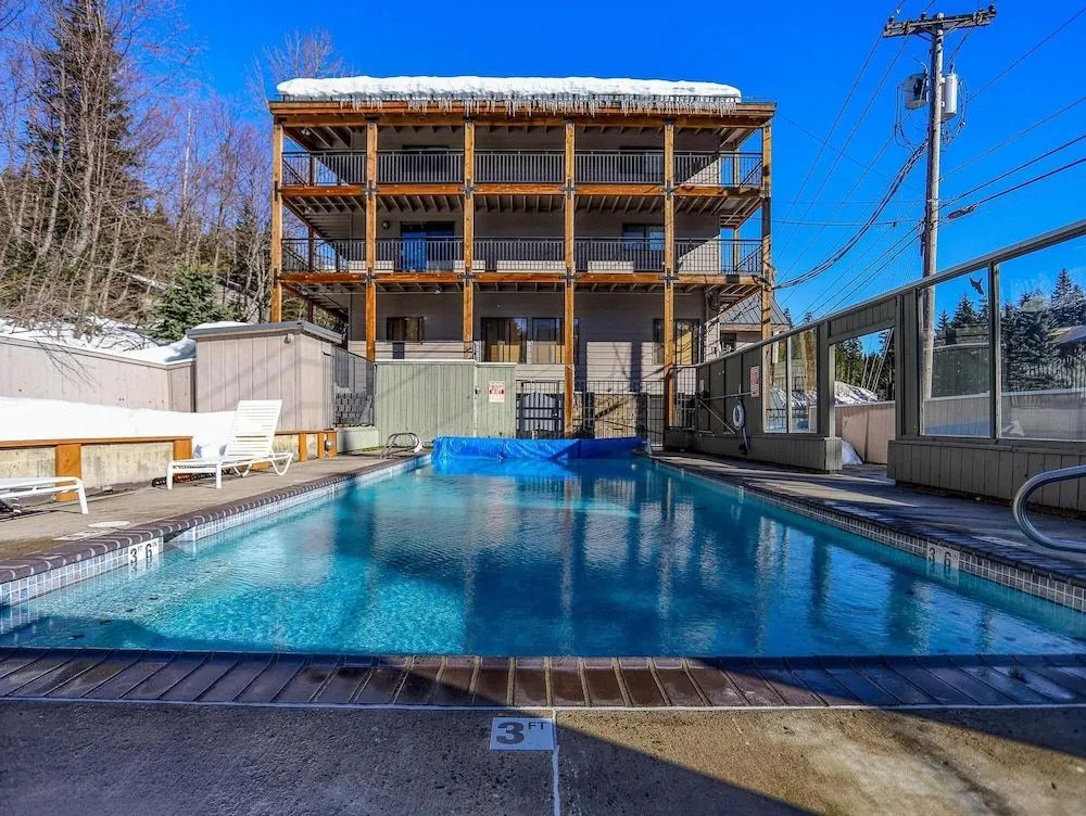 Geothermally Heated Outdoor Pool and Scenic Deck - Cozy Studio Retreat