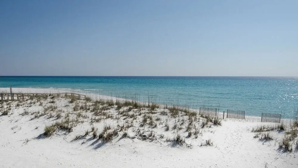 3BR Condo Near Peaceful Lake w/ Large Pool, Close to Beach