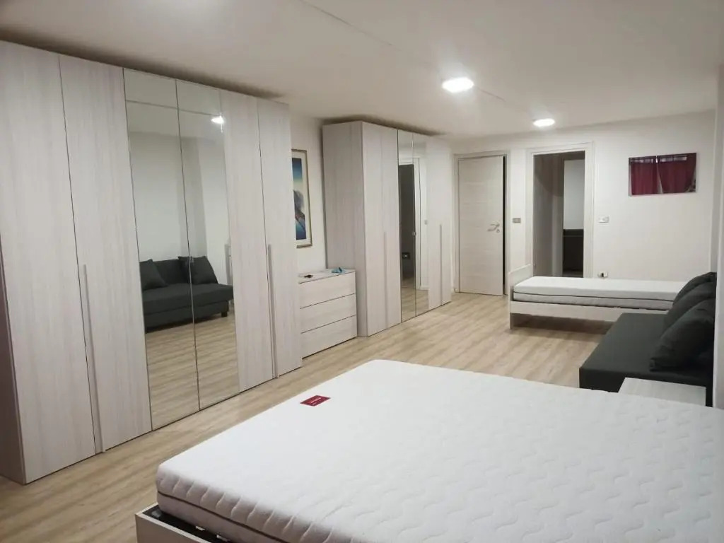Ampia camera con bagno privato seminterrato a 80 metri dal lago