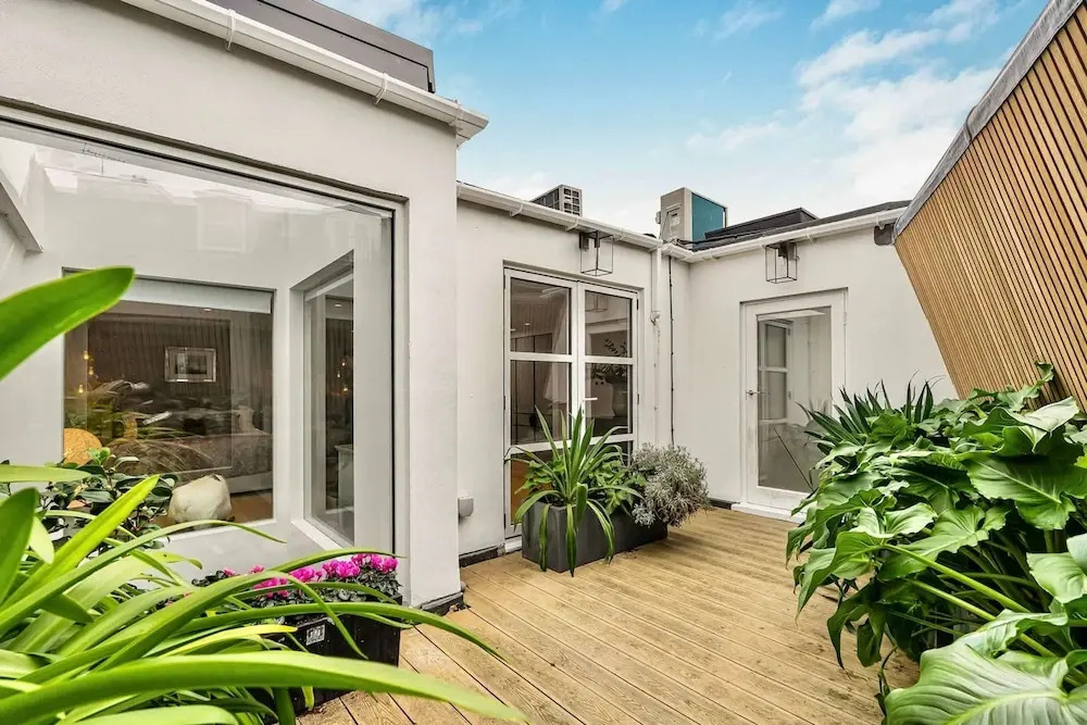 Luxury 3BR Mews Home w Courtyard AC Terrace