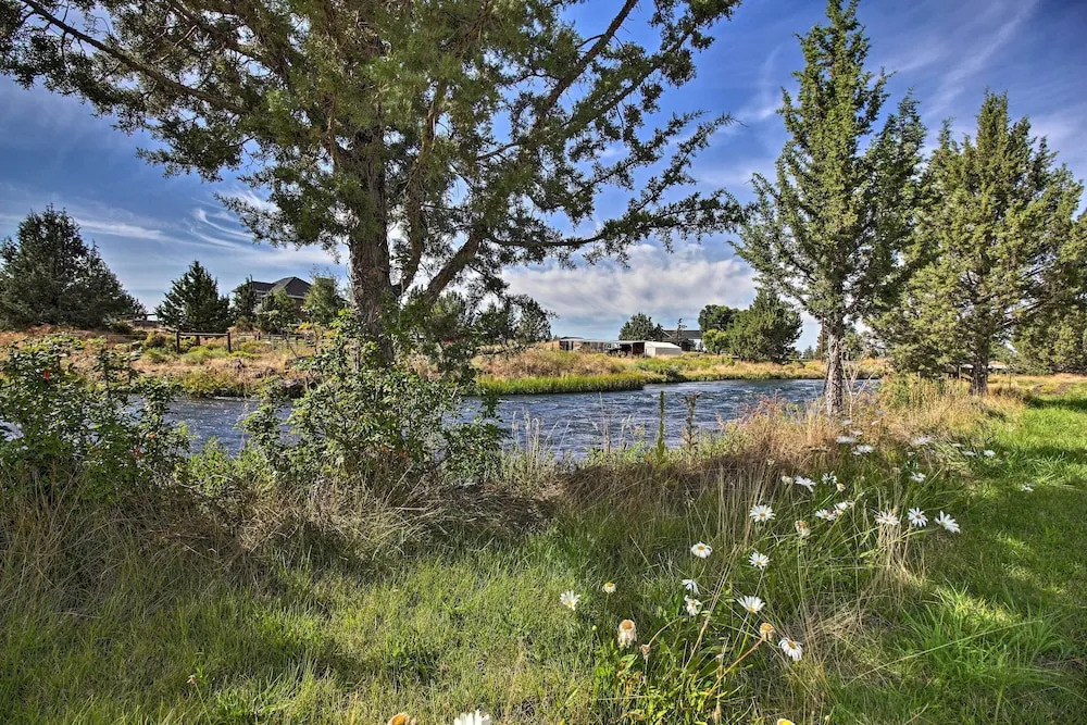 Updated Farmhouse w/ Deck on Central Oregon Canal!