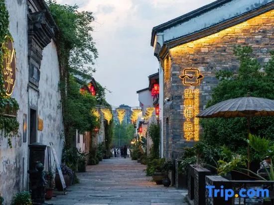 Hangzhou Jiande Yanzhou Ancient City. Looking at Shan Mei Yard.